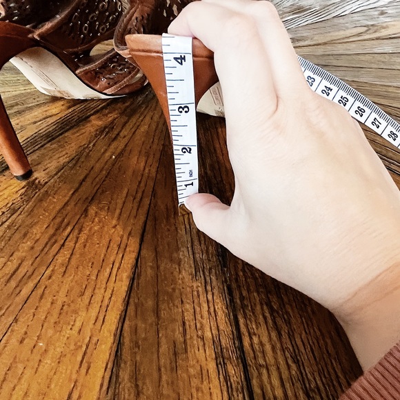 Vince Camuto Korthina Whiskey Gold Caged Ankle Shootie Herl Sandal size 7.5 - Picture 7 of 8